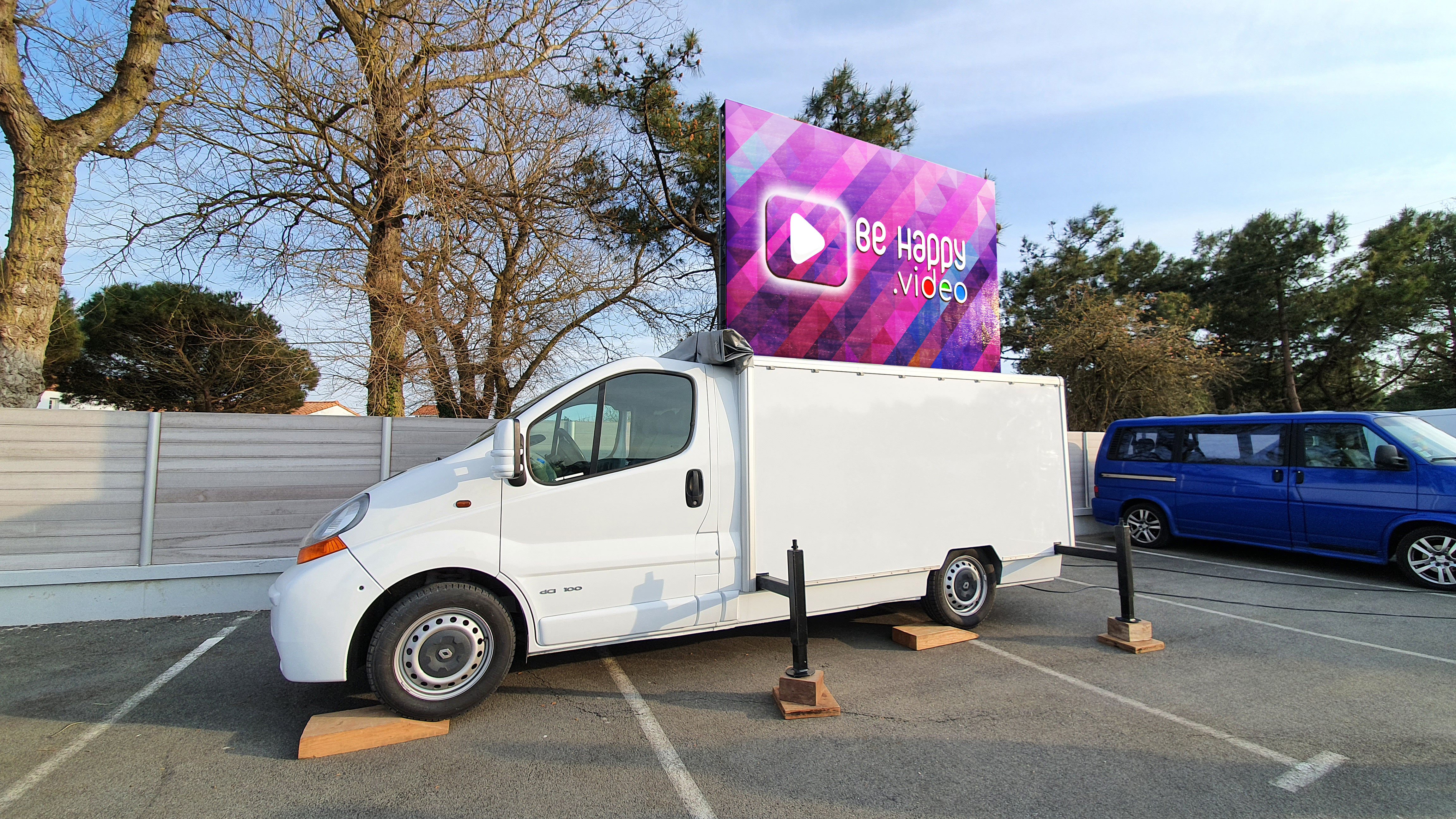 Be Happy Vidéo : Ecrans LED plein jour sur camions pour vos évènements en  Vendée et partout ailleurs!