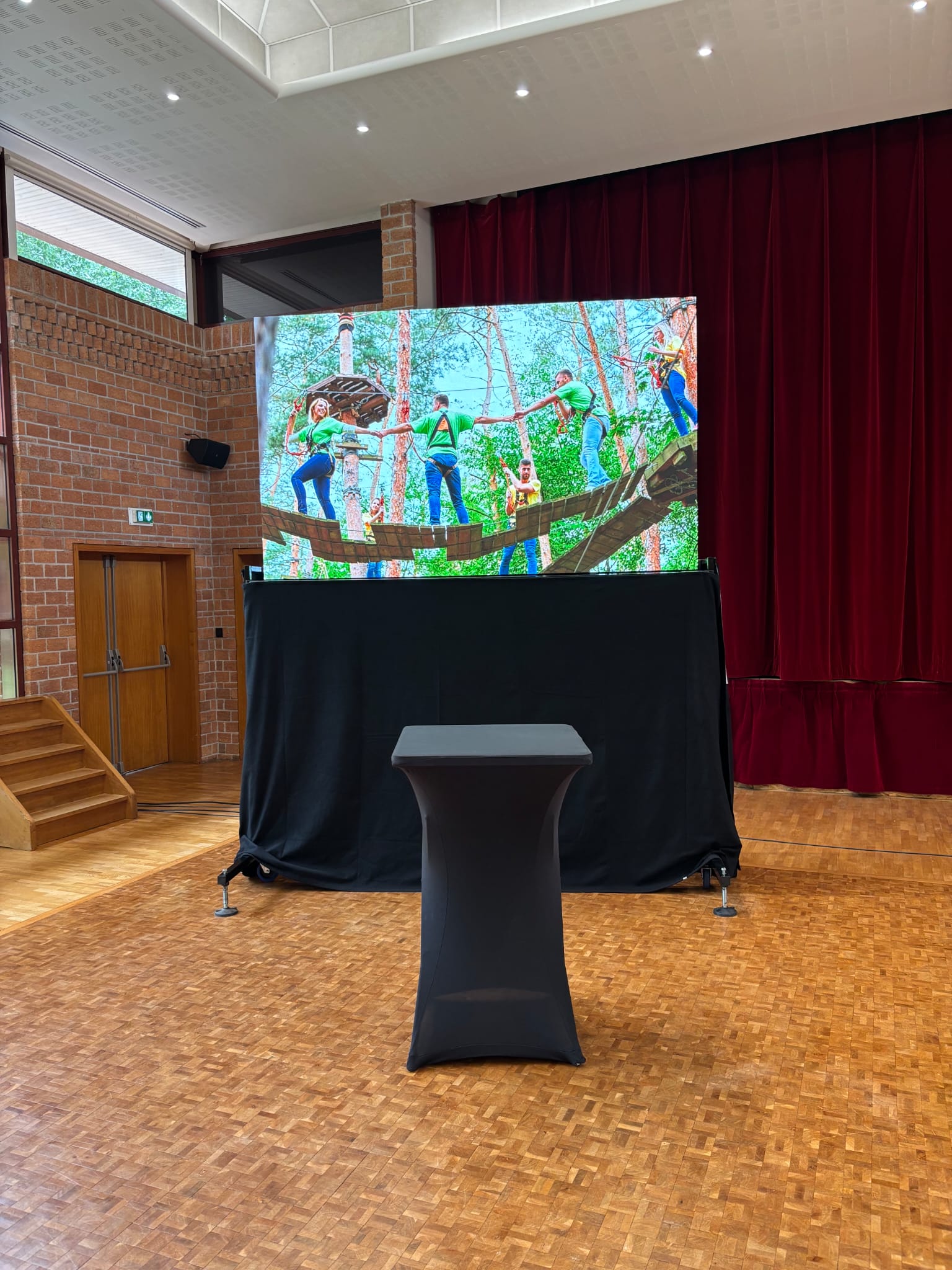 Chariot écran LED mobile - Be Happy Vidéo Écran géant LED indoor 3.75m² sur chariot mobile pour salon professionnel à Nantes.